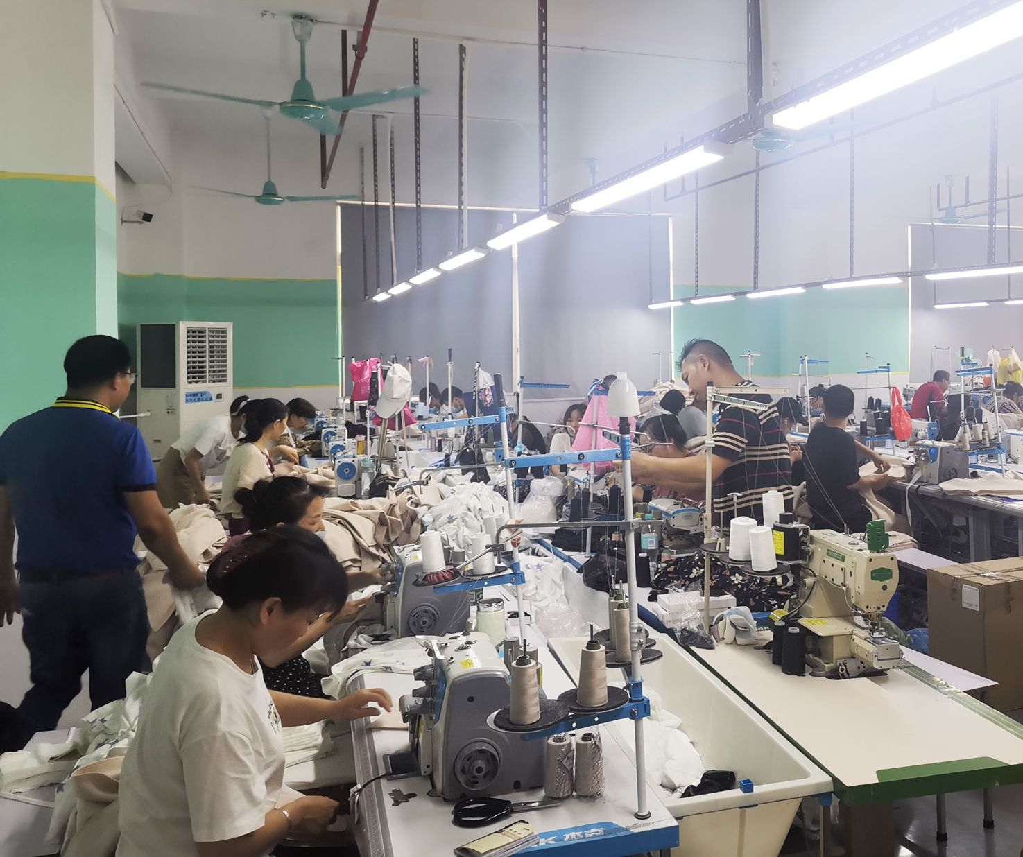 工業(yè)蒸發(fā)冷省電空調制衣廠降溫工程案例.jpg 工業(yè)蒸發(fā)冷省電空調制衣廠降溫工程案例.jpg