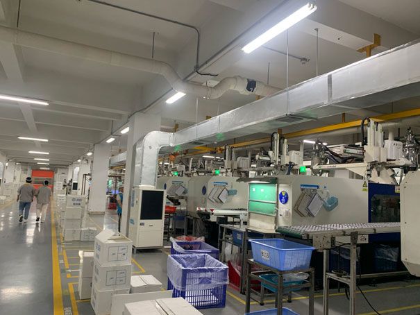 注塑廠降溫安裝星科工業(yè)省電空調(diào)-立式管道機.jpg 注塑廠降溫安裝星科工業(yè)省電空調(diào)-立式管道機.jpg